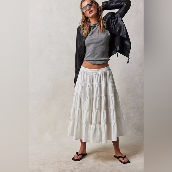 Free People Dresses & Skirts - Free people ruffle tiered midi skirt
